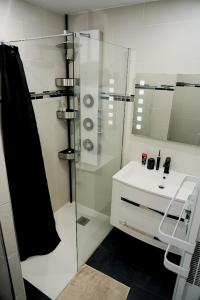 Koupelna v ubytování Oasis des Grands Pins - Saint-Raphaël - Super Piscine & Tennis exceptionnel