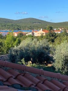 widok na dach z miastem w tle w obiekcie Apartment Tasha w mieście Ist