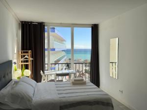 una camera da letto con un letto e vista sull'oceano di Inviting Studio with Sea View a Torremolinos