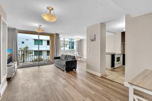 Ruang duduk di Bay Harbor Sunset Apt 3B