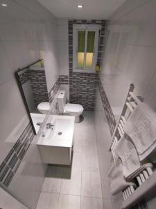 Ένα μπάνιο στο Apartamento San Millan Confort +33 φωτογραφίες