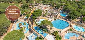 widok na park wodny z 2 basenami w obiekcie MOBIL HOME DÉTENTE 8 personnes w mieście Le Muy