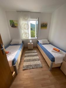 mały pokój z dwoma łóżkami i oknem w obiekcie Apartment Tasha w mieście Ist