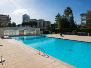 Heliotel Marine Studio avec balcon au 4eme étage à 200m de la mer في سان لوران دو فار: مسبح كبير بمبنى في الخلف +12 صورة