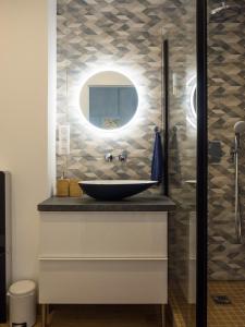 Heliotel Marine Studio avec balcon au 4eme étage à 200m de la mer في سان لوران دو فار: حمام مزود بحوض ومِرآة