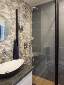 Heliotel Marine Studio avec balcon au 4eme étage à 200m de la mer في سان لوران دو فار: حمام مع حوض ودش