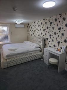 Postel nebo postele na pokoji v ubytování Zaheer's Hotel
