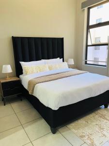 Ένα ή περισσότερα κρεβάτια σε δωμάτιο στο The Bolton Rosebank, Rosey Cosy Escape