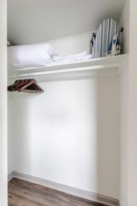 a bed in a room with a white wall at MedCenter Apt Studio-NRG Prox in Houston