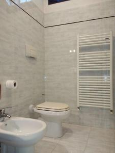 a white bathroom with a toilet and a sink at Masaya house in Ronciglione +9 photos