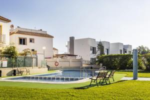 Bazén v ubytování Groundfloor PInk Torrevista 2 - Winter by the sea nebo v jeho okolí