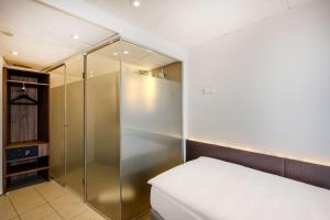 un bagno con doccia e WC di Park Inn by Radisson Berlin Alexanderplatz a Berlino Altre 37 foto