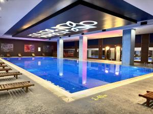 Bazén v ubytování Crowne Plaza Kayseri by IHG nebo v jeho okolí