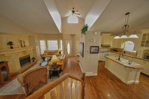 Kuchyň nebo kuchyňský kout v ubytování The Venetian Sleeps 8 Cozy Classic Taste of Italy