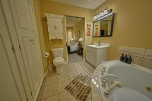 Koupelna v ubytování The Venetian Sleeps 8 Cozy Classic Taste of Italy + 18 fotografií