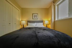 Postel nebo postele na pokoji v ubytování The Venetian Sleeps 8 Cozy Classic Taste of Italy