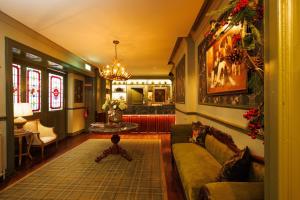 una sala de estar con un sofá y una mesa en Club House Hotel Kilkenny, en Kilkenny