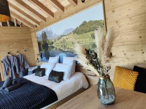 Un dormitorio con una cama y una ventana grande. en L'étang de la Tourne, en Les Marches 57 fotos más
