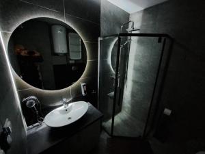 Un baño de Osada Orlica klimatyczne domki z widokiem na góry i termalnym SPA sauna jacuzzi 4 km od Zieleniec Ski Arena 32 fotos más