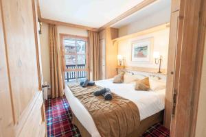 a bedroom with a large bed in a room at Arc 1950 - 2 bed ski-in ski-out with stunning views in Arc 1950 +25 photos