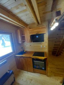 een keuken in een tiny house met een wastafel bij Planinska Vikendica SP Jahorina in Bistrica +9 foto's