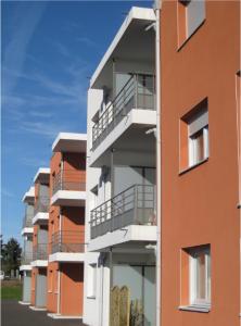 una imagen de un edificio de apartamentos con balcones en Zenao Appart'Hotel en Yzeure