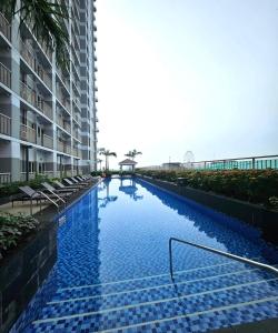 a swimming pool in the middle of a building at Coast Residences - 1 Bedroom with Balcony near PICC, WTC, Star City & MOA in Manila