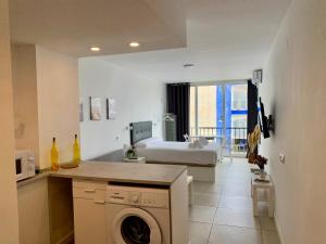 Cucina o angolo cottura di Inviting Studio with Sea View