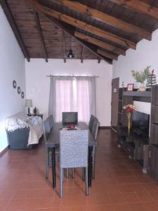 ein Esszimmer mit Tisch und Stühlen und einem Bett in der Unterkunft Complejo Cerrado Zona Shopping in Guaymallen