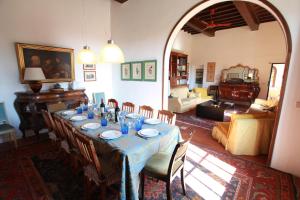 Habitación con mesa con sillas y sala de estar. en Villa Acacia, en Florencia