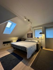 SolliにあるSarpsborg Apartments - Utne Campingのベッドルーム1室(大きなベッド1台、大きな窓付)