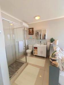 Imagen de la galería de Surfside Suite - Pool & Ocean Views - Family or Couples, en Umdloti 18 fotos más