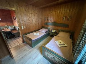 an overhead view of a bedroom with two beds at Urig mitten im Bayerischen Wald mit traumhaften Fernblick WLAN kostenfrei in Schöfweg