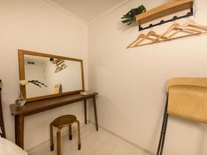 a room with a mirror and a table with a chair at 화곡SongStay 무료짐보관 화곡역 도보5분 더현대서울 여의도 in Seoul