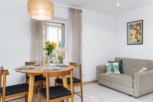 a living room with a table and a couch at W deSki dom apartamenty in Krzyżowa