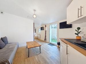 una cucina e un soggiorno con un divano e un tavolo di Maison à 15 minutes de Disney, Paris et CDG 20mn. a Le Pin