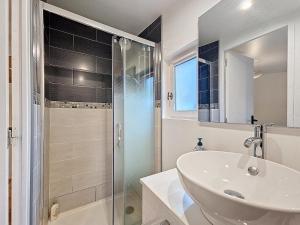 un bagno con lavandino e doccia di Maison à 15 minutes de Disney, Paris et CDG 20mn. a Le Pin