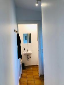 a bathroom with a sink and a mirror at Bakkely in Hjortshøj