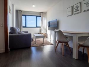 シエラネバダにあるMonte Oiz II-Fのリビングルーム(ソファ、テーブル、デスク付)