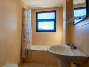 シエラネバダにあるMonte Oiz II-Fの洗面台と窓のあるバスルーム +12枚の写真