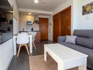 シエラネバダにあるMonte Oiz II-Fのソファとテーブルのあるリビングルーム