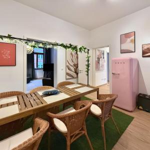 a dining room with a table and chairs and a pink refrigerator at Feinzeit Lovely Lou - renovierter Altbau, Design, Zentrum! in Bamberg +12 photos