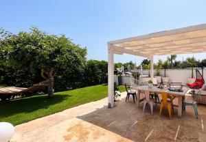 Κήπος έξω από το Villetta Apani Pool - The Fab Stay
