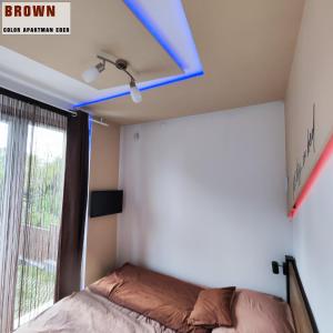 1 dormitorio con 1 cama y techo azul en Color Apartmanok Eger, en Eger
