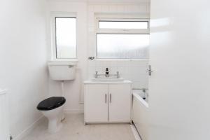 Ένα μπάνιο στο Green Road, Long Stay Disc, Parking, Sleeps 7, 3 Bedrooms