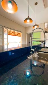 a kitchen with a sink and a faucet at Rancho do Tingo em Felixlândia mg in Felixlândia