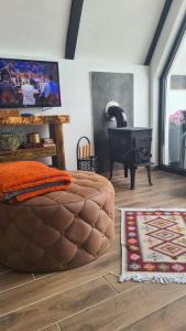 1 dormitorio con 1 cama grande de color marrón y fogones en Lukina koliba-vikendica-Manjaca, en Banja Luka
