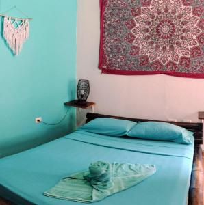 سرير أو أسرّة في غرفة في Cool Vibes Beach Hostel