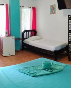 سرير أو أسرّة في غرفة في Cool Vibes Beach Hostel