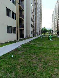 イバゲにあるapartamento 3 habitaciones con parqueaderoの公園のあるアパートメントビル内の空き歩道